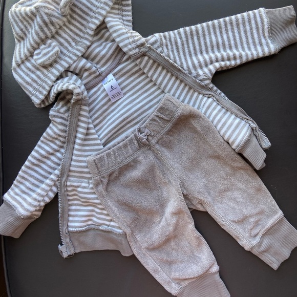 Gender Neutral Carter’s hoodie and pant set - Picture 1 of 5
